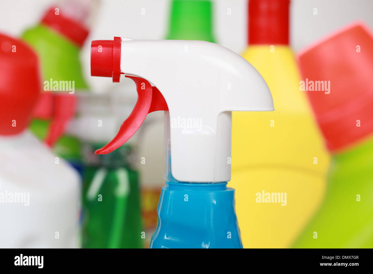 I prodotti per la pulizia di bottiglie di plastica come spray detergente e bottiglie Foto Stock
