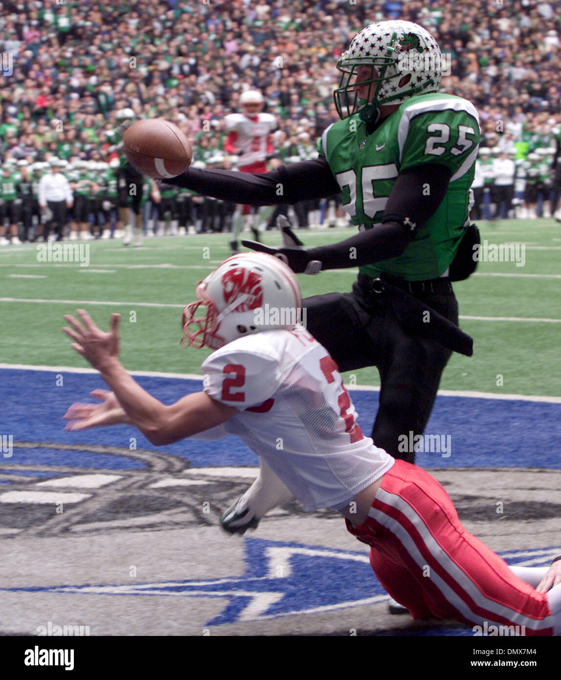 Dic 17, 2005; Irving, TX, Stati Uniti d'America; draghi' defensive back GIUSEPPE AGNEW (25) afferra un Andrew Dalton passano prima di Katy ricevitore MICHAEL FUDA possono contrarla durante il secondo trimestre di Southlake Carroll 34-20 vittoria su Katy nel Texas UIL classe 5A DIVISIONE II gioco del titolo al Texas Stadium. Credito: foto di Robert Hughes/ZUMA premere. (C) Copyright 2005 da Robert Hughes Foto Stock