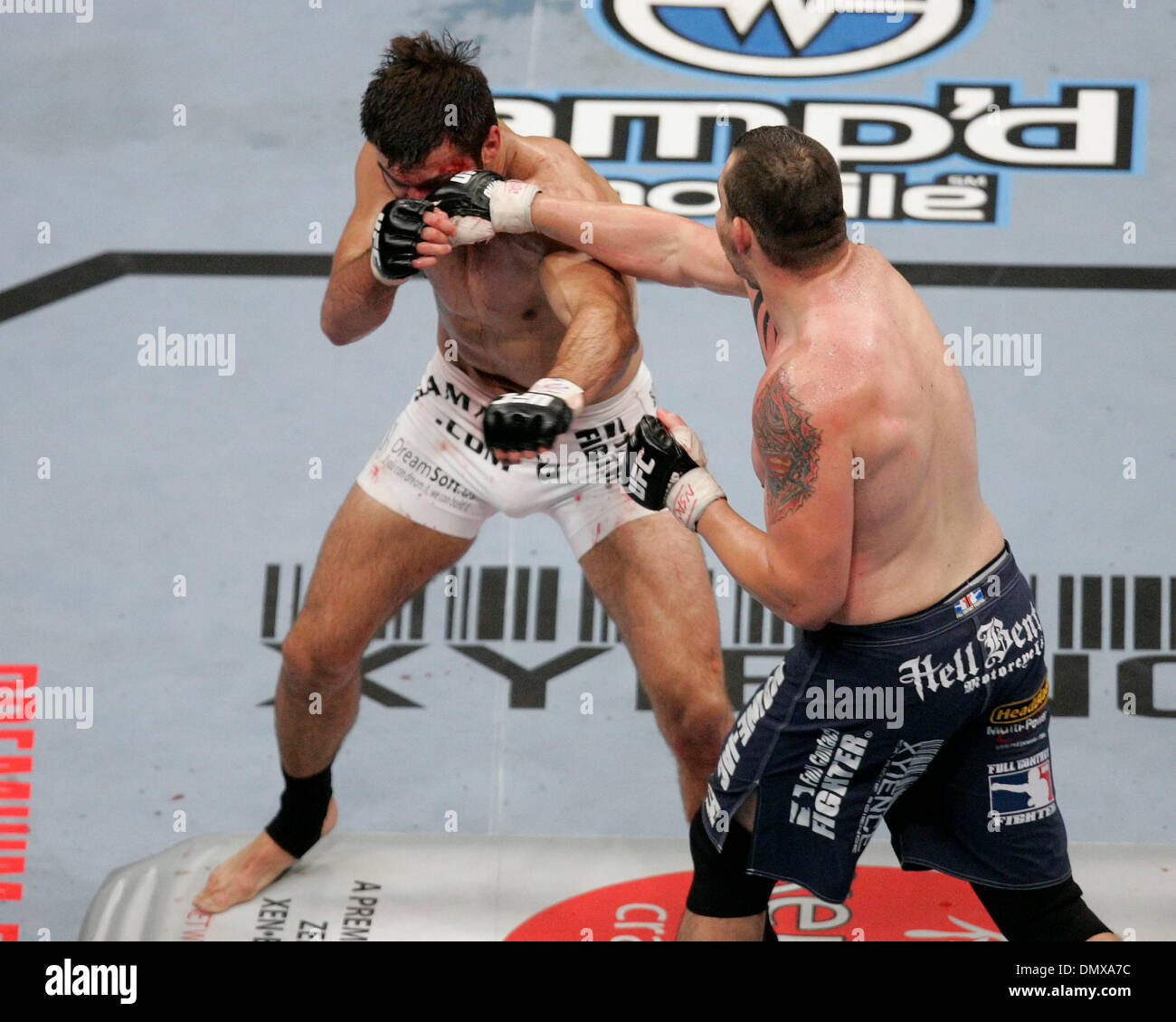 8 Luglio 2006: Tim Sylvia si collega con un punzone contro Andrei Arlovski. Sylvia vince la lotta con decisione unanime in UFC 61 al Mandalay Bay Events Centre di Las Vegas, Nevada***Live Image*(Immagine di credito: © Max Simbron/Cal Sport Media) Foto Stock