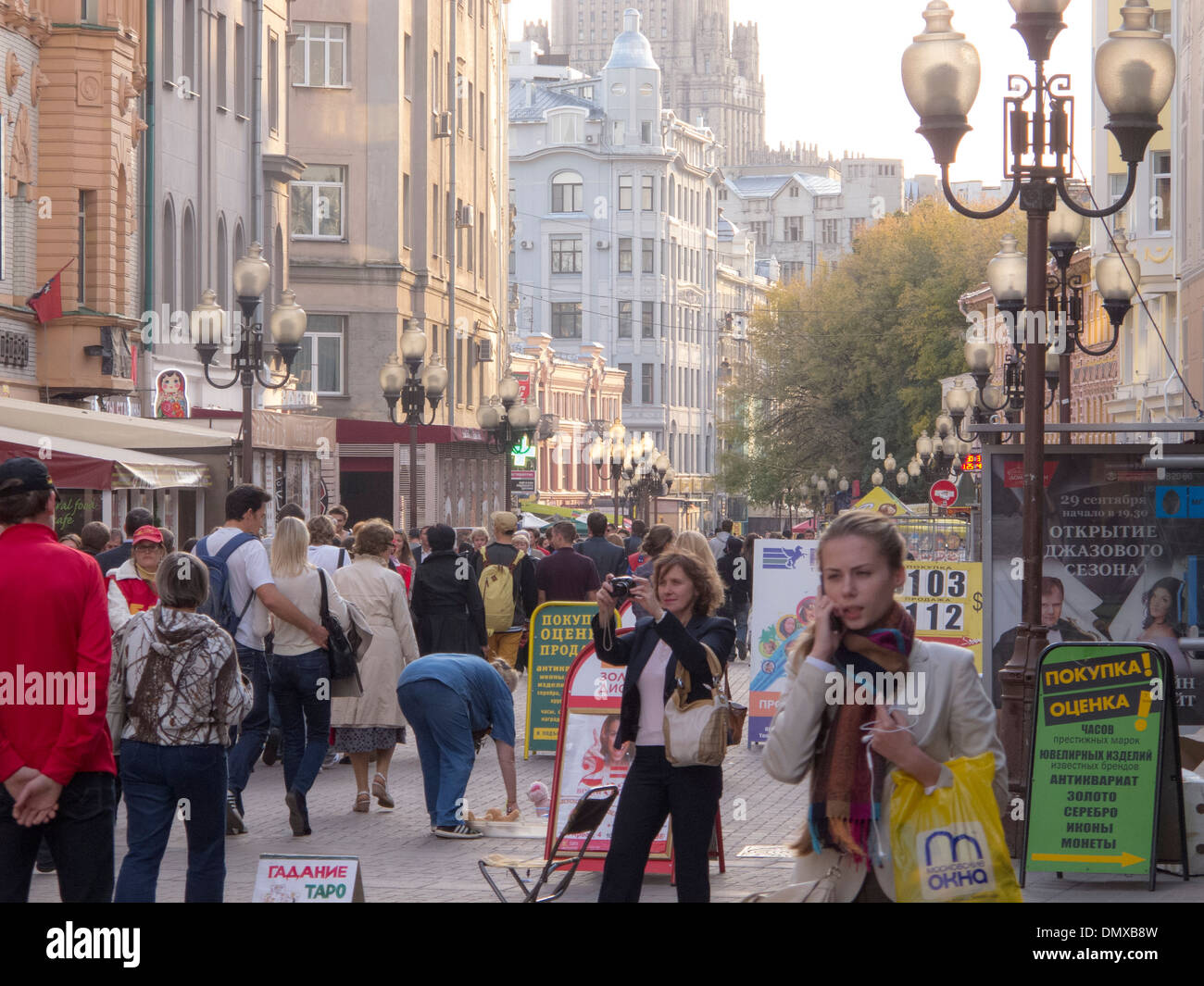 I pedoni a spasso sulla Arbat a Mosca, Federazione russa Foto Stock