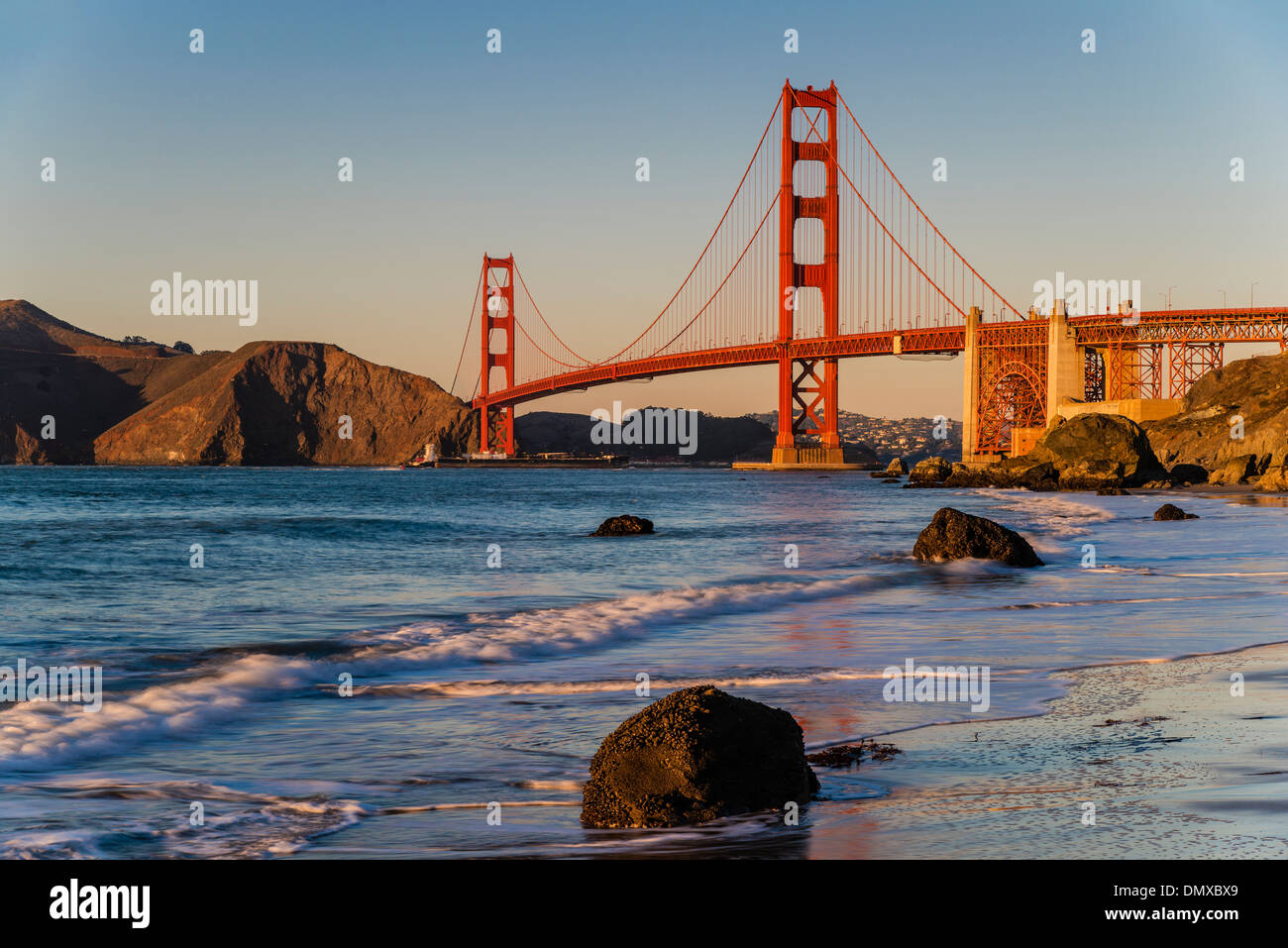 Golden Gate bridge sospensione visto da Baker Beach al tramonto, San Francisco, California, Stati Uniti d'America Foto Stock