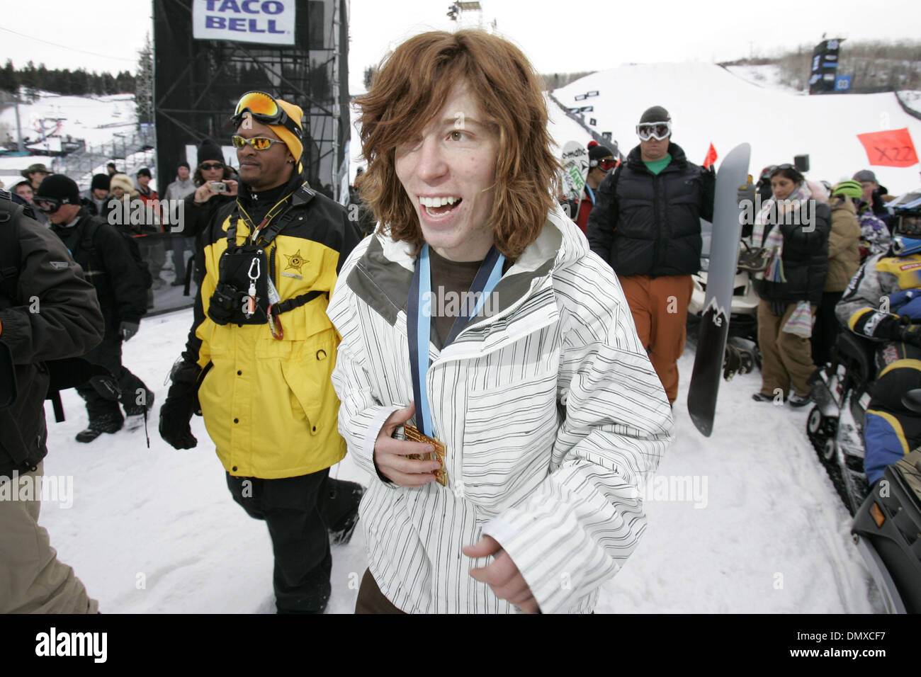 Jan 28, 2006; Aspen, CO, Stati Uniti d'America; Pro snowboarder shaun white, 19, di Carlsbad, CA, vince la medaglia d'oro nella halfpipe e slopestyle. White rappresenteranno gli Stati Uniti nell'Olympic halfpipe concorrenza in Torino Olimpiadi 2006 in Italia. Credito: Foto di K.C. Alfred/SDU-T/ZUMA premere. (©) Copyright 2006 by SDU-T Foto Stock