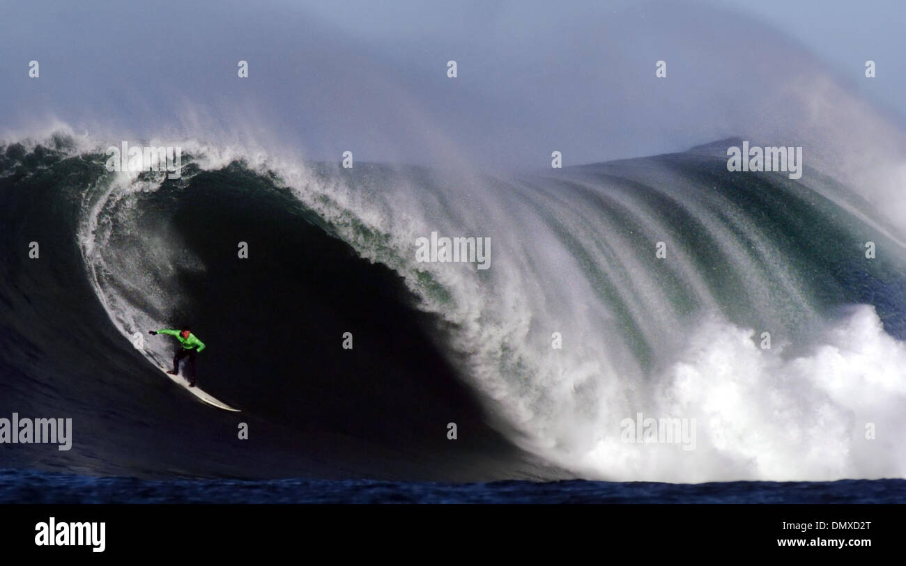 Feb 07, 2006; Half Moon Bay, CA, Stati Uniti d'America; Surfer Greg lunga 22, mantiene la sua presa di posizione durante la guida lungo la faccia di un onda gigante durante i non conformisti Surf la concorrenza. Credito: foto di Kevin tedesco/Sacramento Bee/ZUMA premere. (©) Copyright 2006 by Sacramento Bee Foto Stock