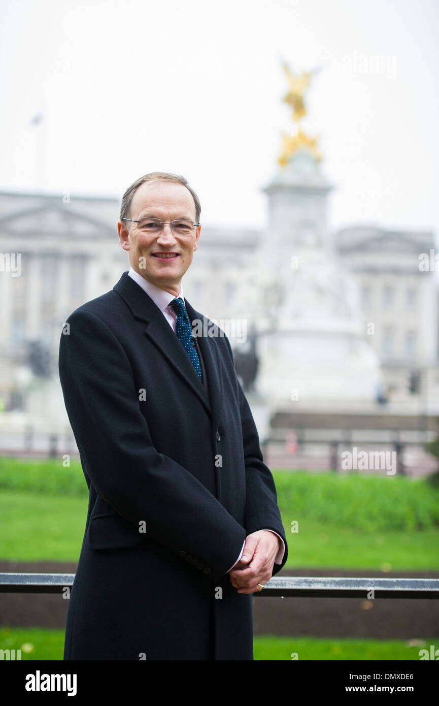 Alastair Bruce, OBE, è Sky News' Royal, religiosi e manifestazioni nazionali commentatore, oustside Buckingham palace Foto Stock