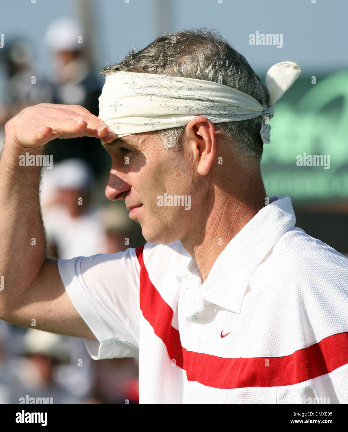 Feb 11, 2006; La Jolla, CA, Stati Uniti d'America; tennis: JOHN McENROE la riproduzione di una mostra raddoppia corrispondenti dopo i Romeni incamerata la raddoppia la corrispondenza alla 2006 Coppa Davis a La Jolla Beach e Tennis Club di La Jolla. Credito: foto da John Hardick/ZUMA premere. (©) Copyright 2006 da John Hardick Foto Stock