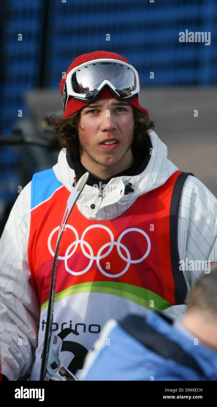 Feb 12, 2006; bardonecchia, Italia; gli uomini di snowboard halfpipe la concorrenza si è svolta a Bardonecchia Domenica. Ex residente di Duluth Mason Agguire era chiuso fuori di una medaglia, posizionando il quarto. I suoi compagni di squadra, Shaun White e Daniel Kass ha vinto l'oro e argento, rispettivamente. Nella foto: Ex Duluthian Mason Aguirre sembrava glum come lui guardò su per la collina fino a un compagno di squadra di eseguire dopo il suo ultimo run o Foto Stock