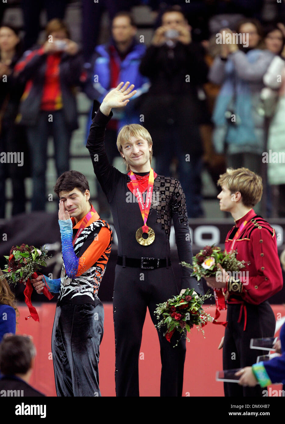 Feb 16, 2006; Torino, Italia; EVGENI PLUSHENKO della Russia, centro celebra la sua medaglia d'oro nella mens programma presso i XX Giochi Olimpici Invernali il Martedì, Febbraio 16, 2006. A sinistra, STEPHANE LAMBIEL, della Svizzera, argento e JEFFREY BUTTLE del Canada, bronzo. Credito: Foto di K.C. Alfred/SDU-T /ZUMA premere. (©) Copyright 2006 by SDU-T Foto Stock