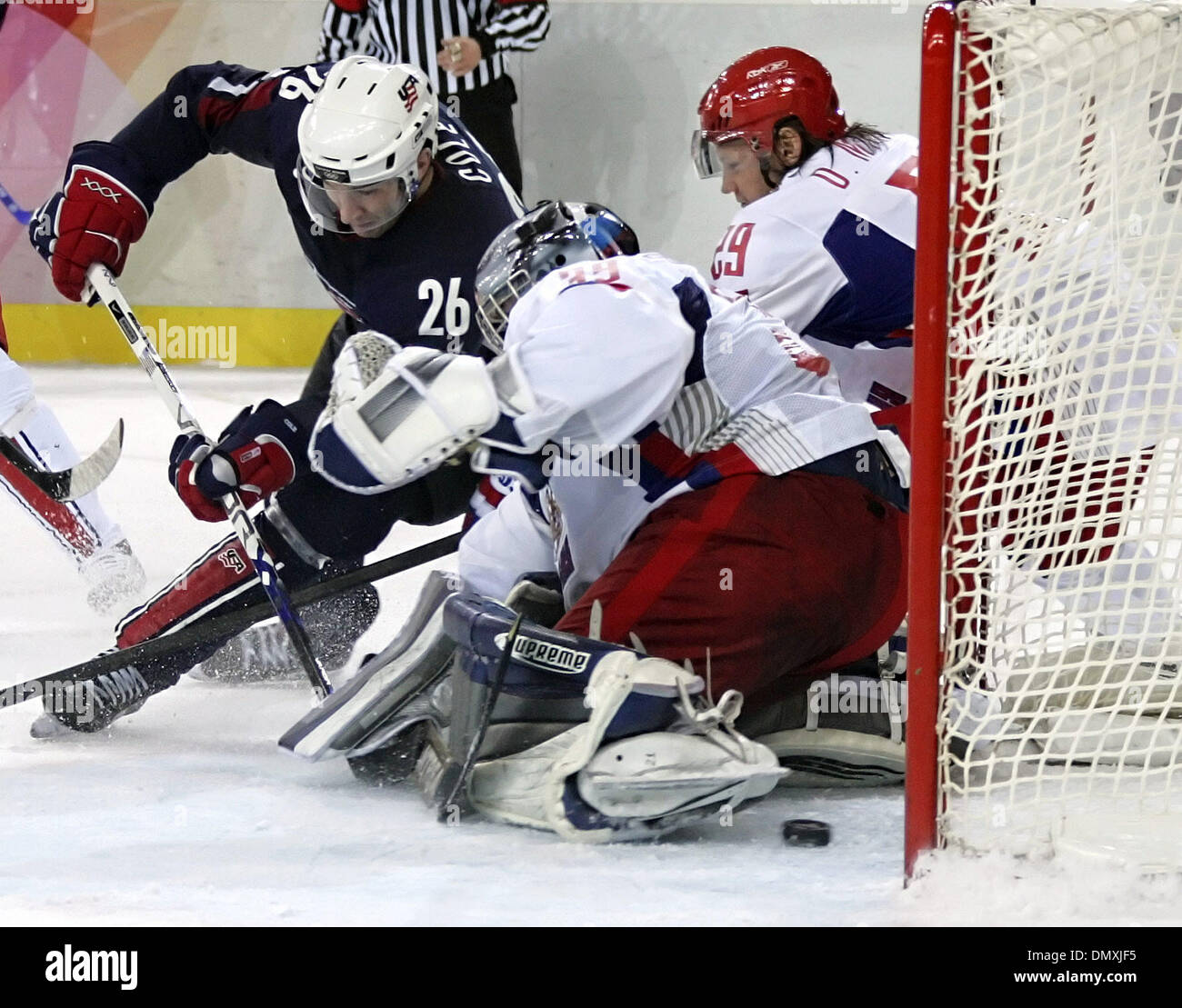 Feb 21, 2006; Torino Piemonte, Italia; OLIMPIADI INVERNALI TORINO 2006: USA Eric Cole segna un gol martedì 21 febbraio, 2006 durante gli Americani' gioco contro la Russia durante i XX Giochi Olimpici Invernali di Torino, Italia. La Russia ha vinto 5-4. Credito: Foto di W Luther/San Antonio Express-News/ZUMA premere. (©) Copyright 2006 by San Antonio Express-News Foto Stock