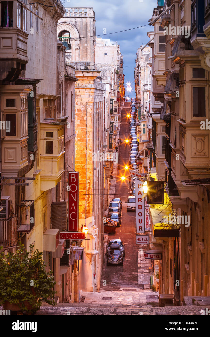 Sant'Orsola Street con tipici oriel windows, Valletta, Malta. Foto Stock