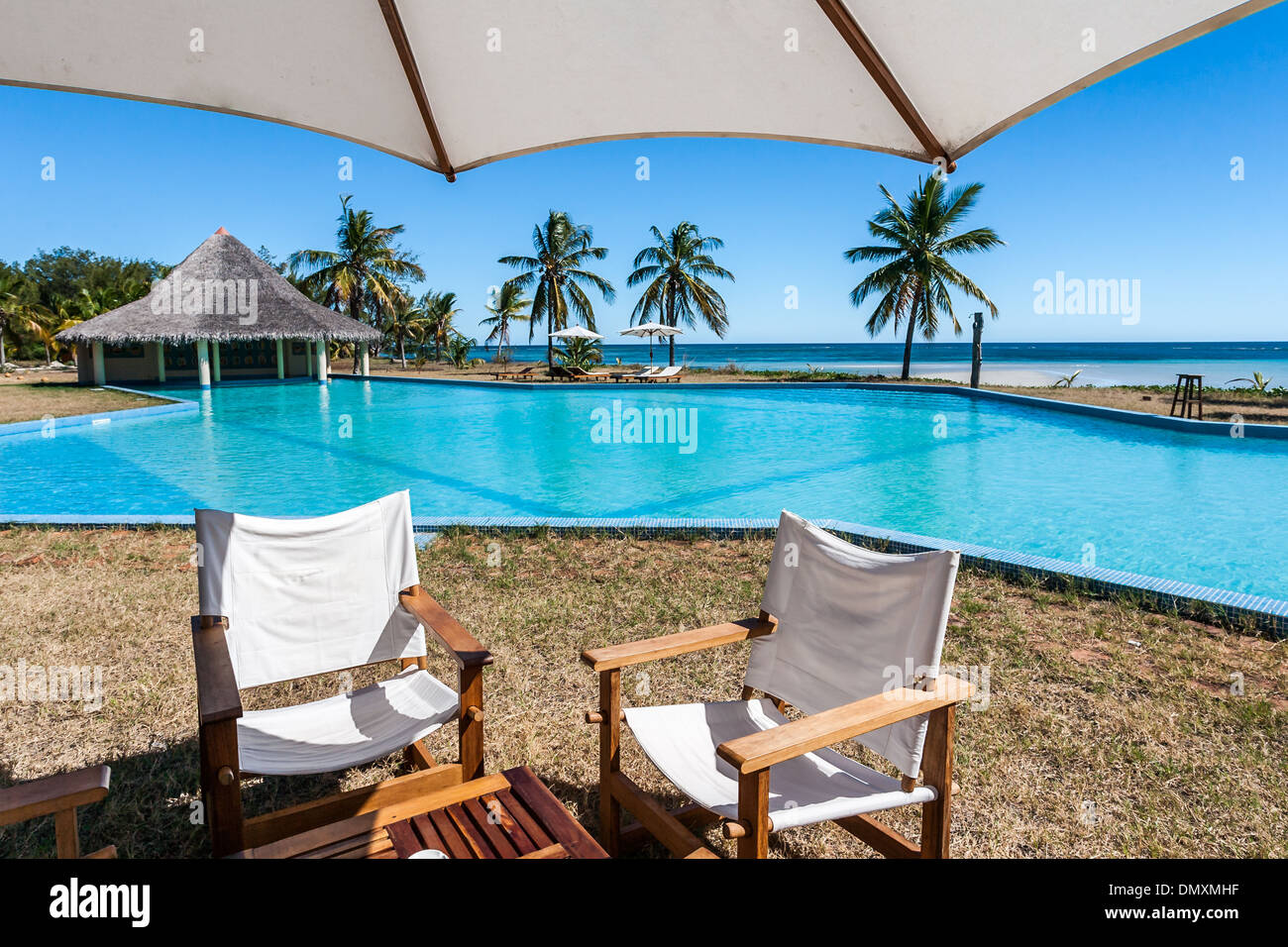 Il Cafe e la piscina sulla spiaggia tropicale Foto Stock