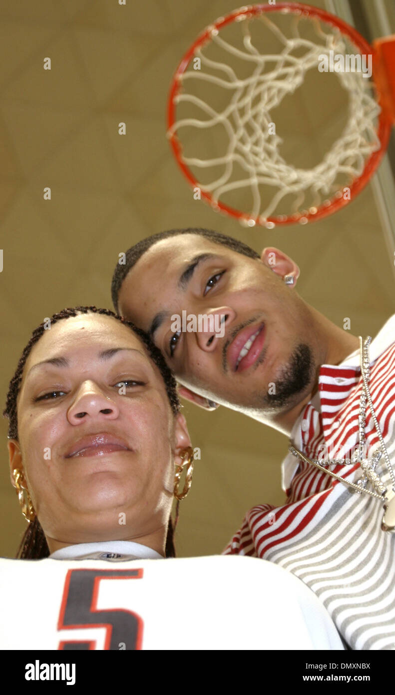 Mar 04, 2006; Storrs, CT, Stati Uniti d'America; 6' 3' università del Connecticut point guard MARCUS WILLIAMS e sua madre MICHELE, che ha resistito e ha contribuito a suo figlio poiché egli è stato arrestato per il tentativo di vendere due computer portatili rubati da un amico la scorsa primavera, a Gample Padiglione sul campus di UCONN . Credito: Foto da Stan Godlewski/ZUMA premere. (©) Copyright 2006 da Stan Godlewski Foto Stock