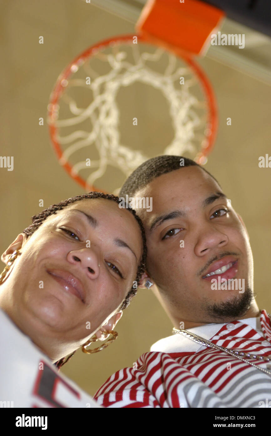 Mar 04, 2006; Storrs, CT, Stati Uniti d'America; 6' 3' università del Connecticut point guard MARCUS WILLIAMS e sua madre MICHELE, che ha resistito e ha contribuito a suo figlio poiché egli è stato arrestato per il tentativo di vendere due computer portatili rubati da un amico la scorsa primavera, a Gample Padiglione sul campus di UCONN . Credito: Foto da Stan Godlewski/ZUMA premere. (©) Copyright 2006 da Stan Godlewski Foto Stock