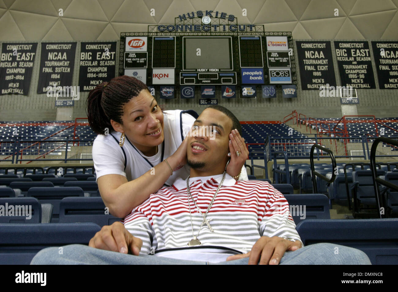 Mar 04, 2006; Storrs, CT, Stati Uniti d'America; 6' 3' università del Connecticut point guard MARCUS WILLIAMS e sua madre MICHELE, che ha resistito e ha contribuito a suo figlio poiché egli è stato arrestato per il tentativo di vendere due computer portatili rubati da un amico la scorsa primavera, a Gample Padiglione sul campus di UCONN . Credito: Foto da Stan Godlewski/ZUMA premere. (©) Copyright 2006 da Stan Godlewski Foto Stock