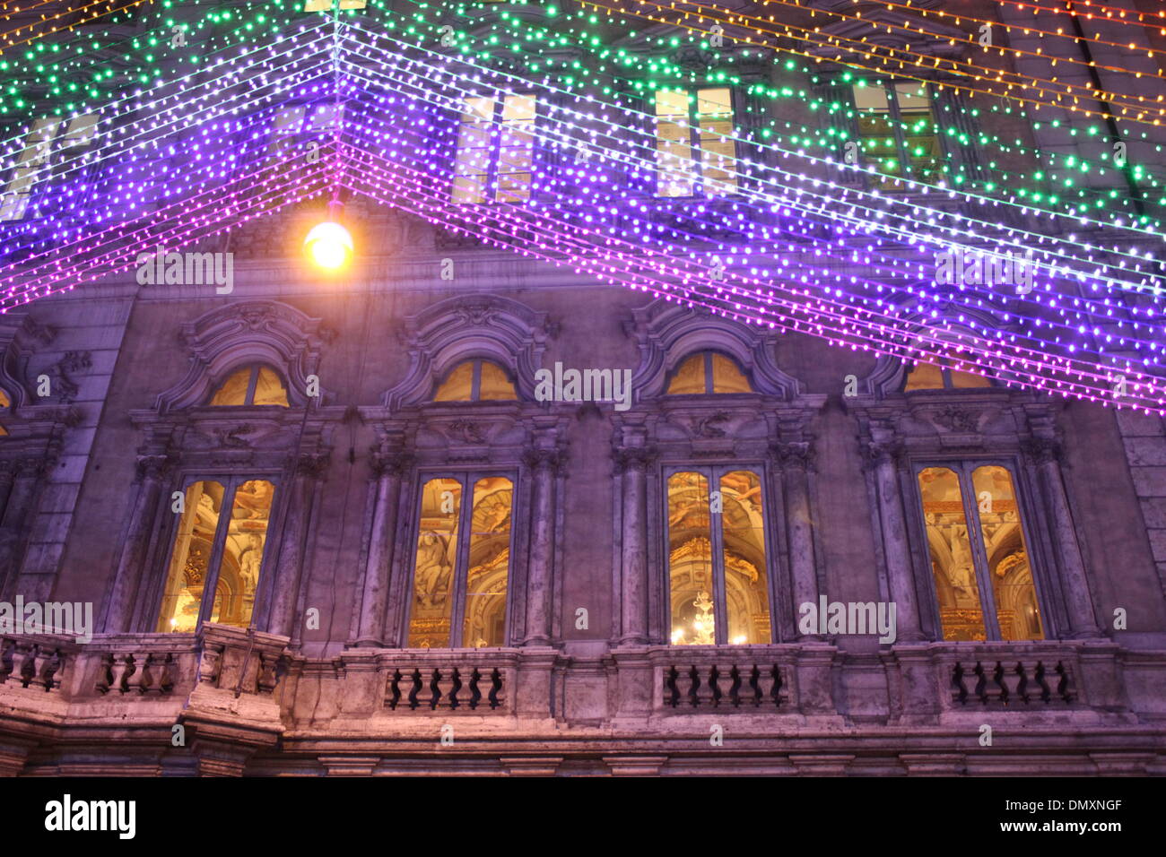 Palazzo Doria Pamphili pamphilij Gallery e tema pace le luci di Natale sulla via del corso road, Roma, Italia Foto Stock