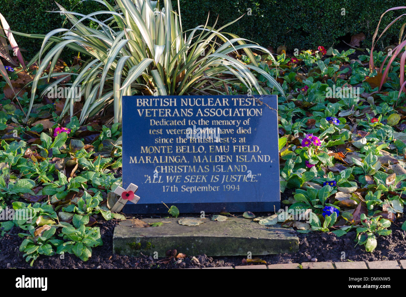 Memorial segno per il British Nuclear Test associazione dei veterani al Birmingham Peace Gardens Foto Stock