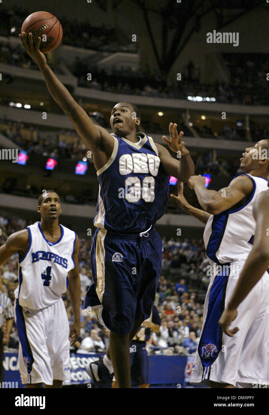 Mar 17, 2006; Dallas, TX, Stati Uniti d'America; NCAA: college basketball: Oral Roberts' Caleb Green rigidi per il cerchio attraverso Memphis difensori 17 Marzo 2006 presso l'American Airlines Center di Dallas, TX., durante il primo round del 2006 NCAA Division 1 di pallacanestro degli uomini di campionato. Credito: Foto di EA Ornelas/San Antonio Express-N/ZUMA premere. (©) Copyright 2006 by San Antonio Expre Foto Stock