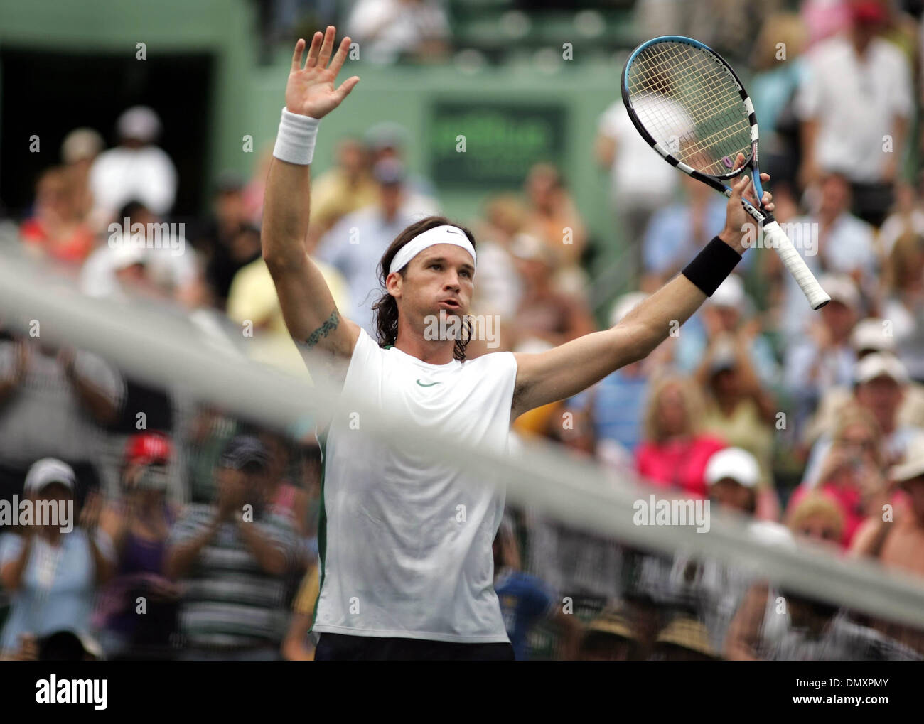 Mar 24, 2006; Key Biscayne, FL, Stati Uniti d'America; NASDAQ-100 Open Tennis. Lo spagnolo Carlos Moya celebra la sua vittoria su #2 le sementi Rafael Nadal. Credito: Foto da Allen Eyestone/Palm Beach post /ZUMA premere. (©) Copyright 2006 da Palm Beach post Foto Stock