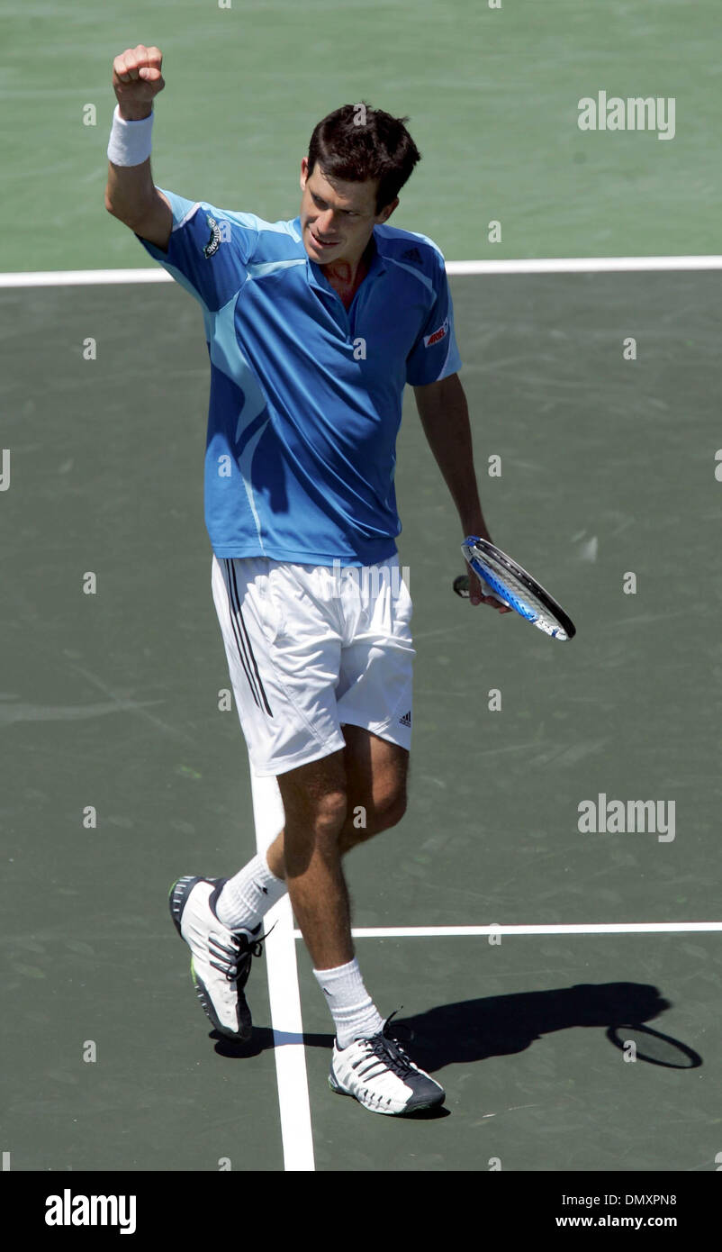 Mar 24, 2006; Key Biscayne, FL, Stati Uniti d'America; NASDAQ-100 Open Tennis. Tim Henman reagisce al suo sconvolto di n. 13 sementi Lleyton Hewitt. Credito: Foto da Allen Eyestone/Palm Beach post /ZUMA premere. (©) Copyright 2006 da Palm Beach post Foto Stock