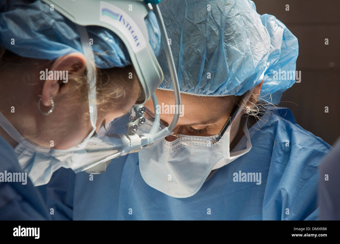 I chirurghi eseguono un isterectomia su una donna con cancro endometriale. Foto Stock