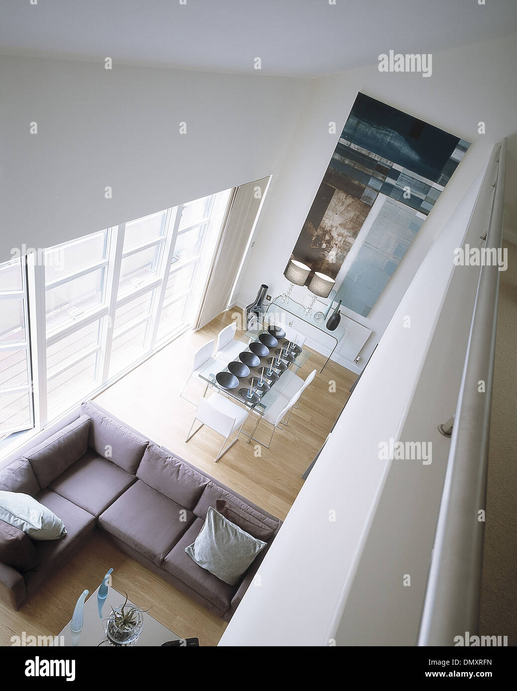 Vista in elevazione della sala a pianta aperta e una zona pranzo. Foto Stock