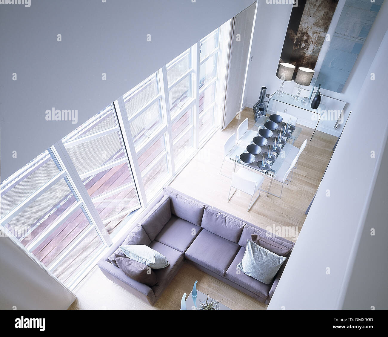 Vista in elevazione della sala a pianta aperta e una zona pranzo. Foto Stock