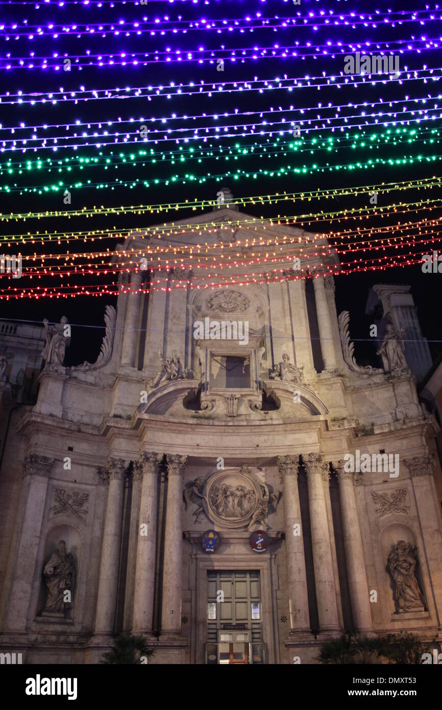 San Marcello al Corso chiesa e tema pace le luci di Natale sulla via del Corso e via dello shopping road, Roma, Italia Foto Stock