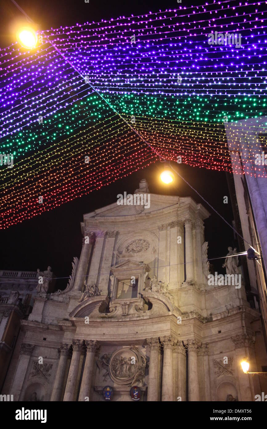 San Marcello al Corso chiesa e tema pace le luci di Natale sulla via del Corso e via dello shopping road, Roma, Italia Foto Stock