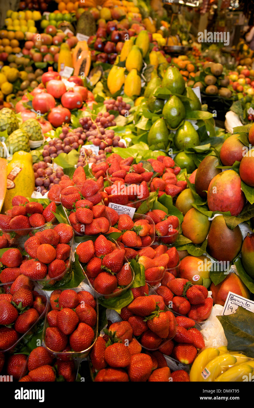 Vista dettagliata del colore pieno di frutta stand a Barcellona, La Boqueria Foto Stock