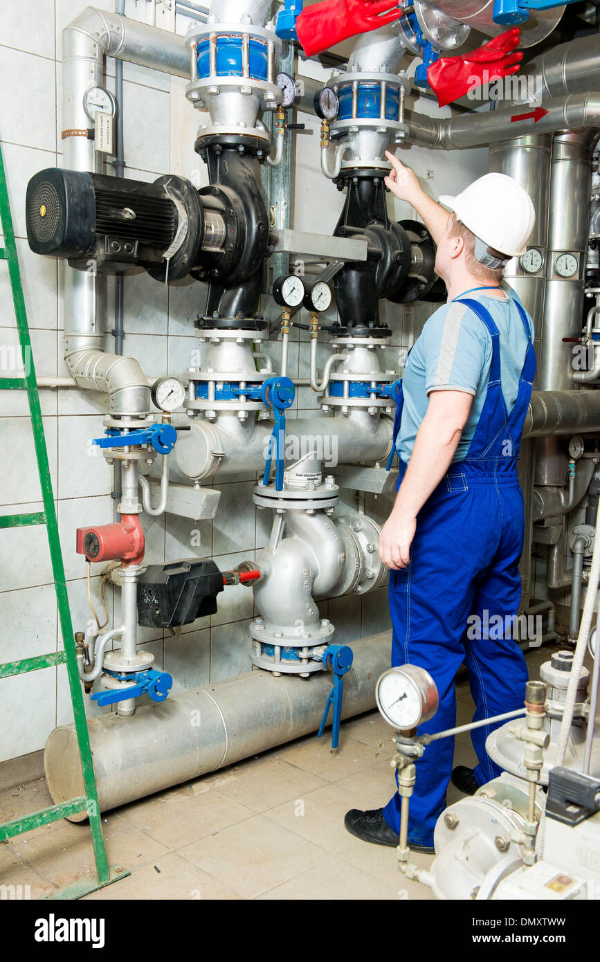 Specialista guarda le pompe e tubazioni Foto Stock