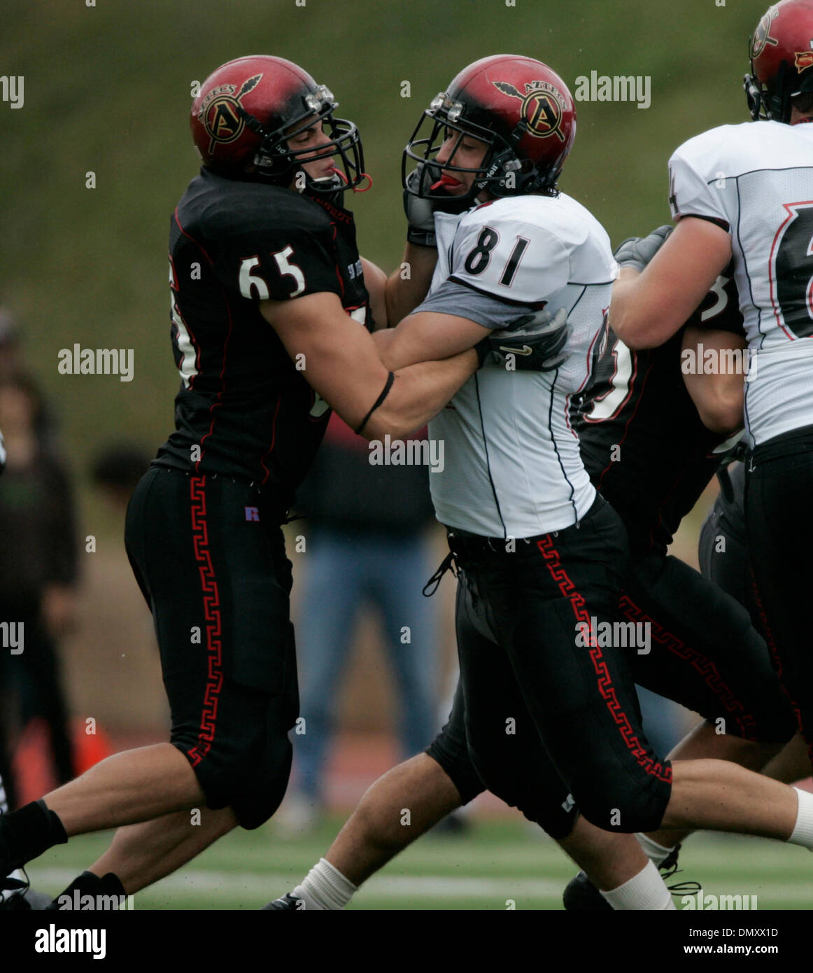 Apr 15, 2006; San Diego, CA, Stati Uniti d'America; San Diego State University Aztechi molla pratica di gioco del calcio del sabato mattina a Torrey Pines High School. DL #65 JOSH DURAN BLOCCATO DA TE #81 Steve Schmidt. Credito: Foto di Jim Baird/SDU-T/ZUMA premere. (©) Copyright 2006 by SDU-T Foto Stock