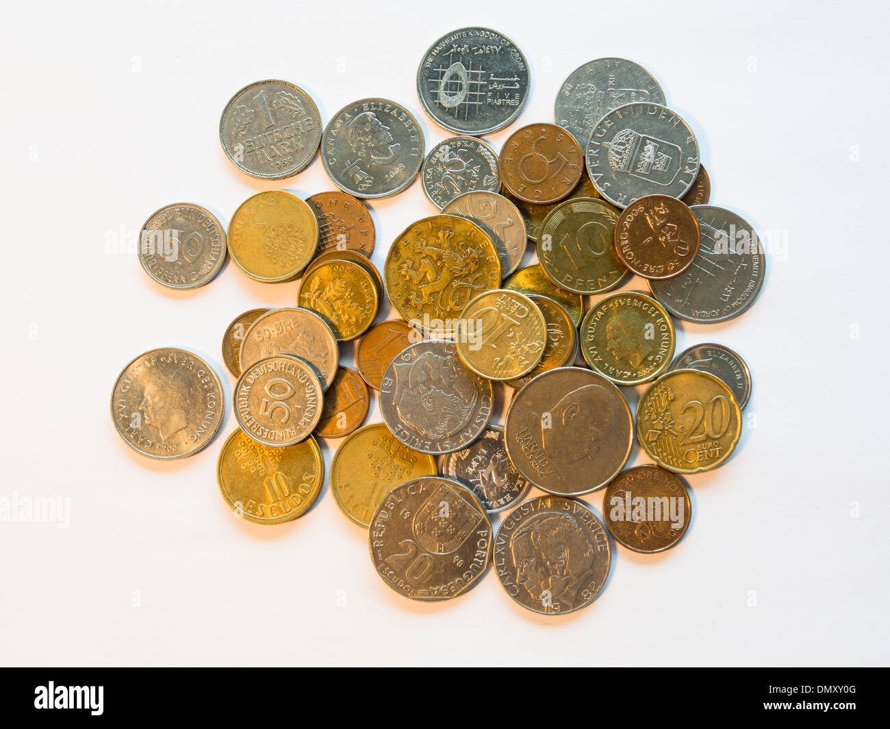 Monete su sfondo bianco diversi paesi valuta, Norwegian krone øre, UK,  scudi portoghesi vecchio, corona svedese, Euro Foto stock - Alamy