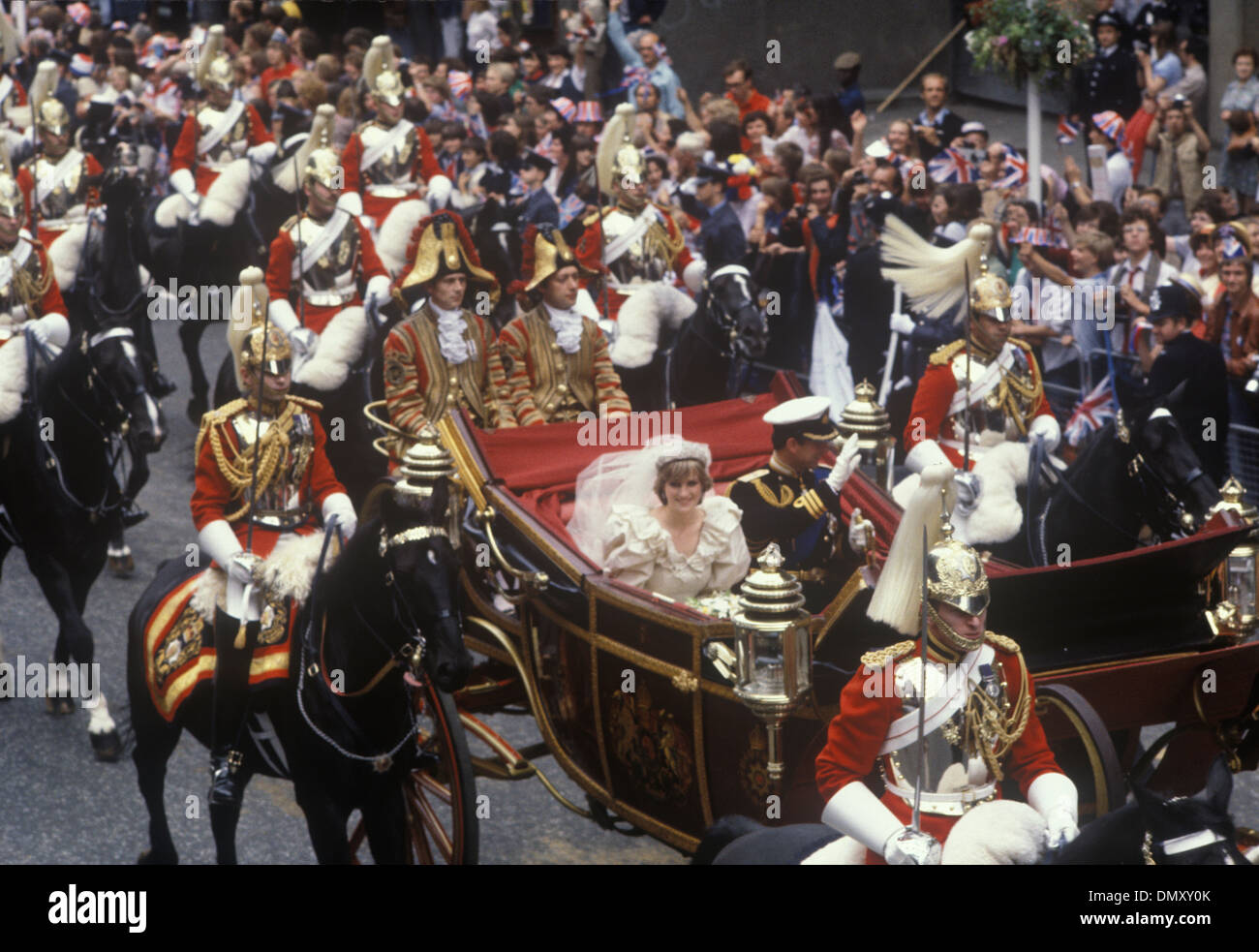 Il principe Charles Diana si sposa a Londra. Royal Wedding il principe Charles e Lady Diana Spencer 29 luglio 1981 aprono la carrozza lungo il centro commerciale dopo la cerimonia, ritornando a Buckingham Palace, sventolando alla folla Diana sorridente. ANNI OTTANTA REGNO UNITO HOMER SYKES Foto Stock