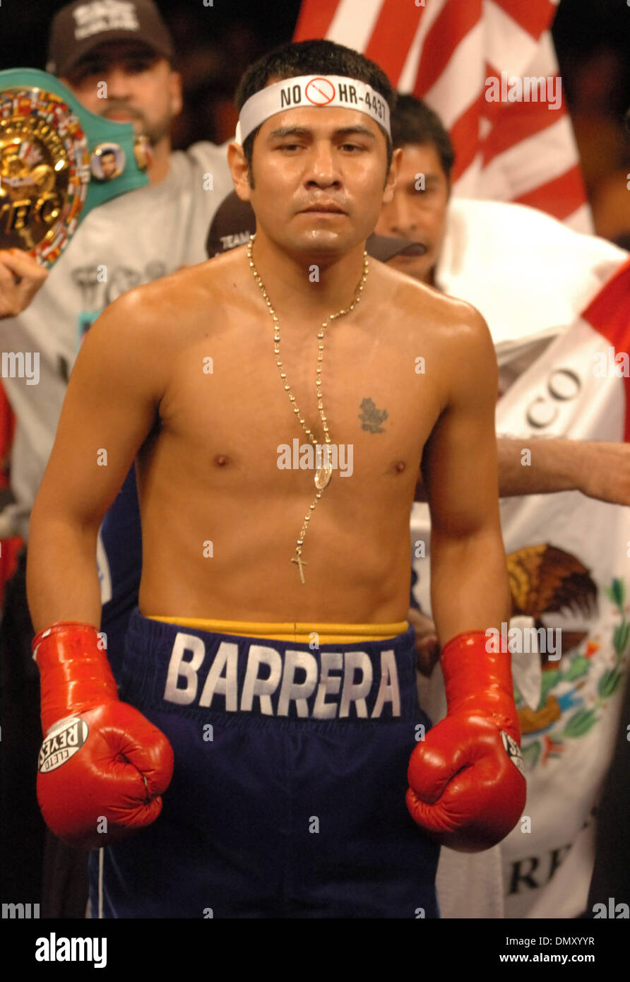 Maggio 20, 2006; Los Angeles, CA, Stati Uniti d'America; il pugilato: MARCO ANTONIO BARRERA strettamente sconfigge Rocky Juarez da dividere la decisione di conservare il suo WBC super piuma titolo. In un insolito giro di eventi, lo scontro è stato dichiarato inizialmente un sorteggio per la folla di presenze e alla trasmissione televisiva HBO pubblico. Su una più stretta ispezione, tuttavia, è stato determinato che l'originale tally di giudici scorec Foto Stock