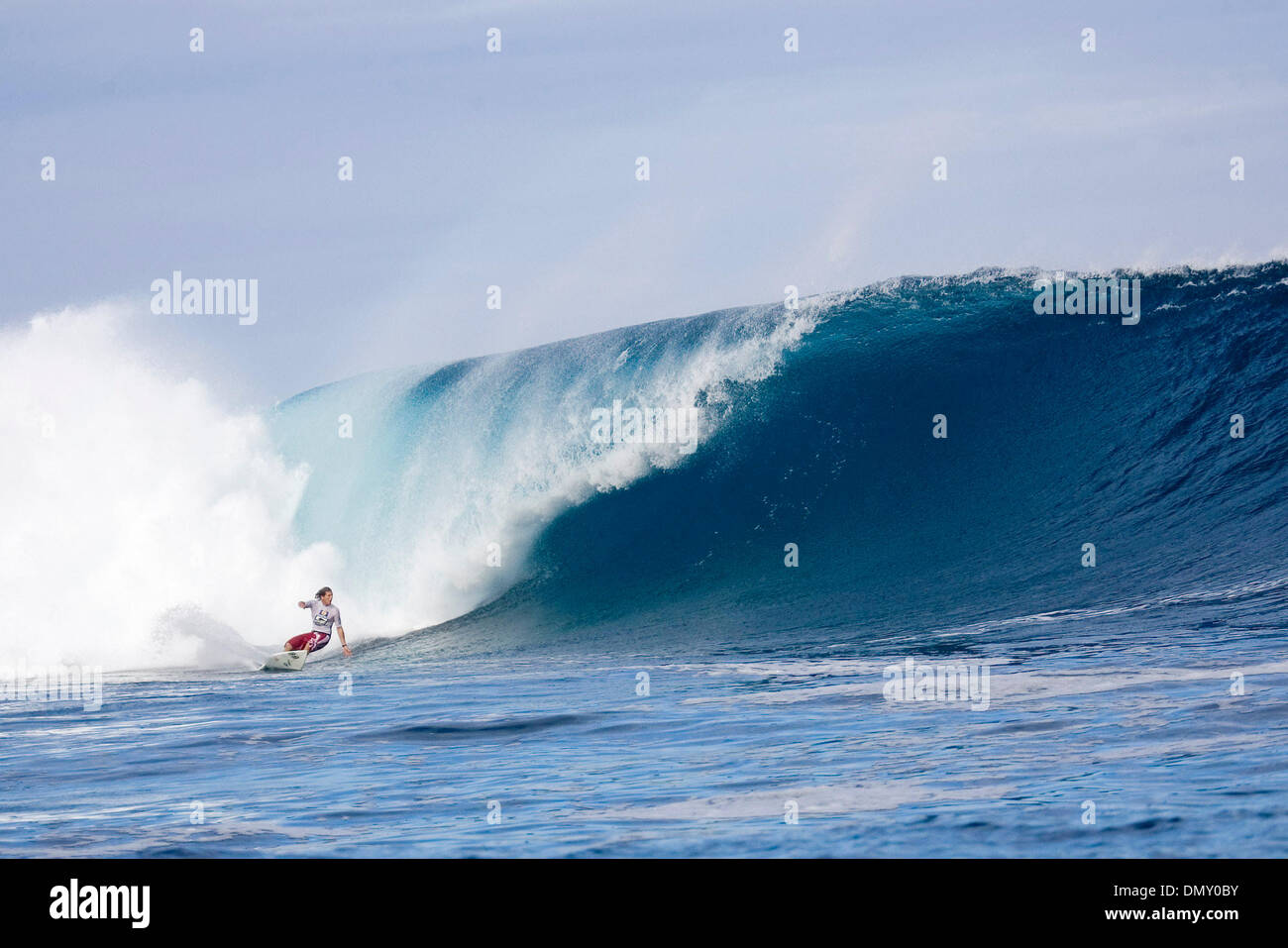 Maggio 23, 2006; Tavarua Island, isole Figi; tre volte ASP il campione del mondo Andy ferri (Kauai, Haw) pubblicato un forte conquistare jolly Fijiano Ratu Aca in due round del Globe WCT Fiji oggi. Ferri da stiro avanzate per tre round. Il Globe WCT Fiji è la quarta fermata sul favorisce uomini ASP World Tour offre la parte superiore 45 di uomini in tutto il mondo. La manifestazione si svolge a sinistra il reef break del Cloud Foto Stock