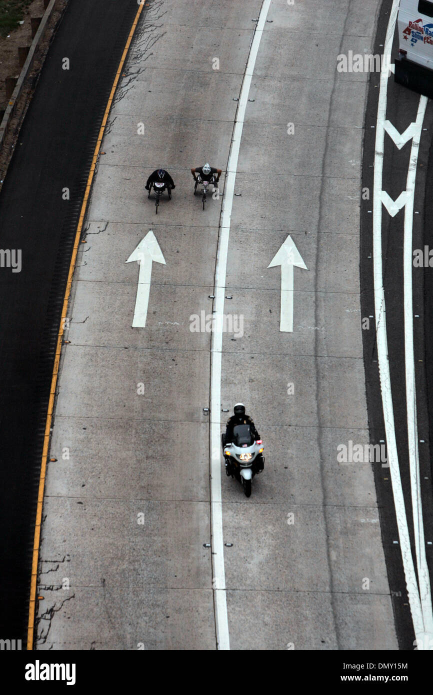 Jun 04, 2006; San Diego, CA, Stati Uniti d'America; migliaia di corridori scoppiare attraverso la nebbia di domenica mattina per iniziare questo anno di Rock 'n' Roll Marathon. Al km 9, una polizia Moto scortato i primi due piloti in sedia a rotelle passato una music station. Credito: Foto di Peggy Peattie/SDU-T/ZUMA premere. (©) Copyright 2006 by SDU-T Foto Stock