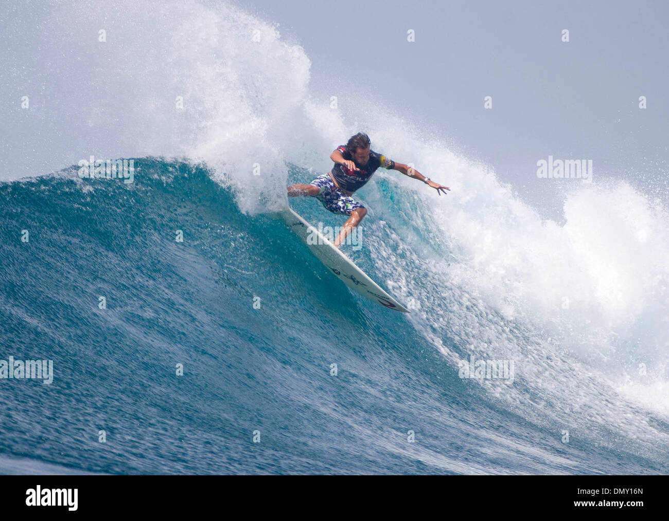 Jun 05, 2006; Dhonveli Isola, Maldive; mondo's top 144 surfisti a Sri Lanka Airlines Pro Maldive - Dhonveli isola. FILE Foto: 2005; Grandi onde da ultimo anni caso nelle Maldive - si aspettano lo stesso! Le ultime due settimane è stata evidenziata da onde perfette sulle isole paradiso delle isole Figi nel Pacifico e questa settimana molti dei mondi migliori del mondo serie di qualificazione Foto Stock