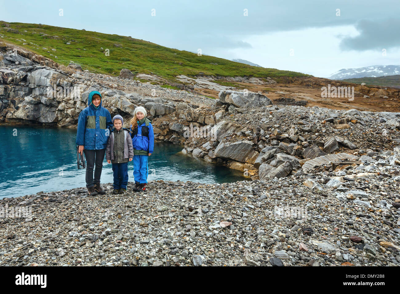 Madre con i bambini vicino a monte del serbatoio dell'acqua (Storglomvatnet Meloy, Norge, vicino ghiacciaio Svartisen ) Foto Stock