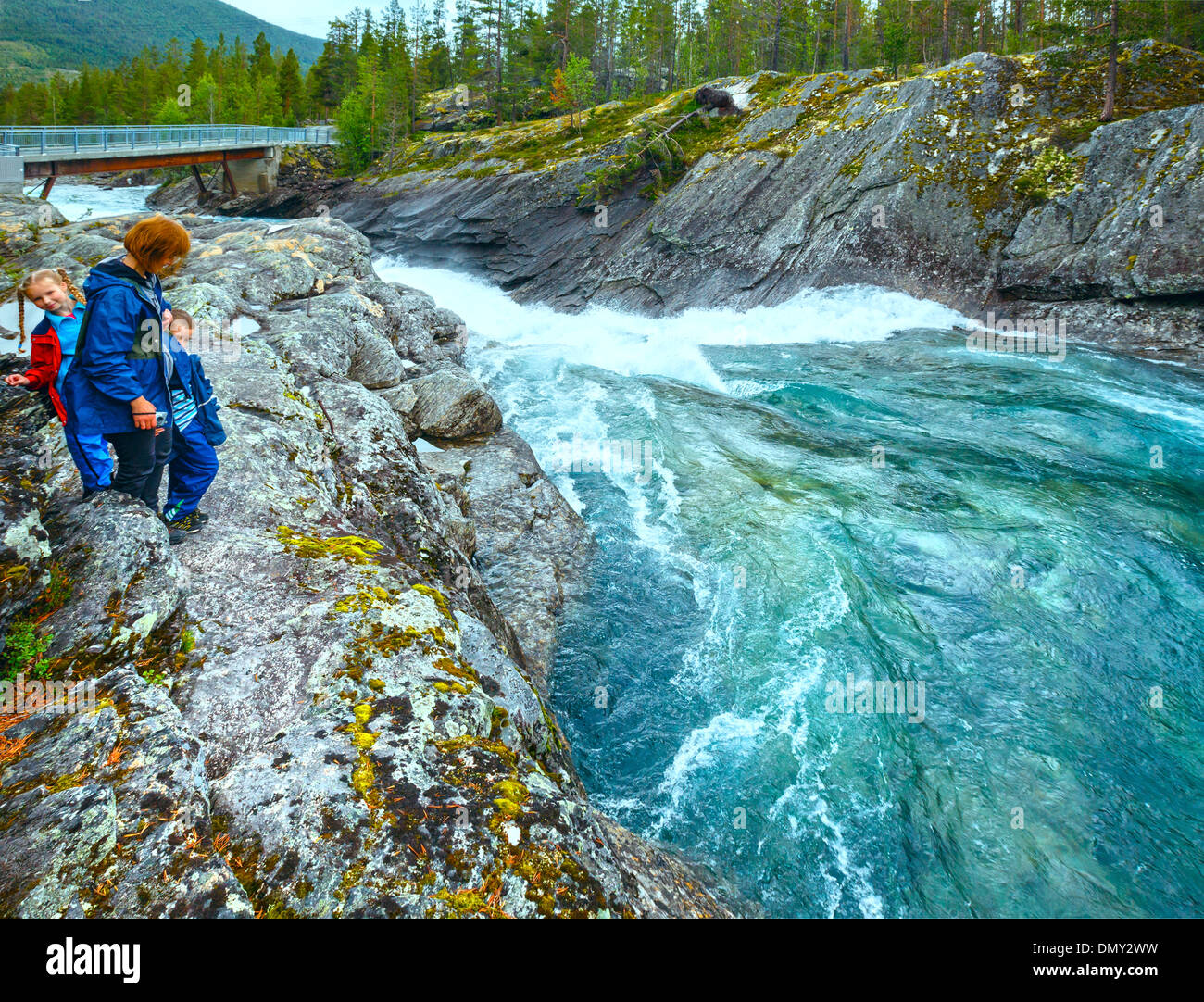 Madre con i bambini vicino al fiume di montagna cascate (Ottafossen, Norge ) Foto Stock