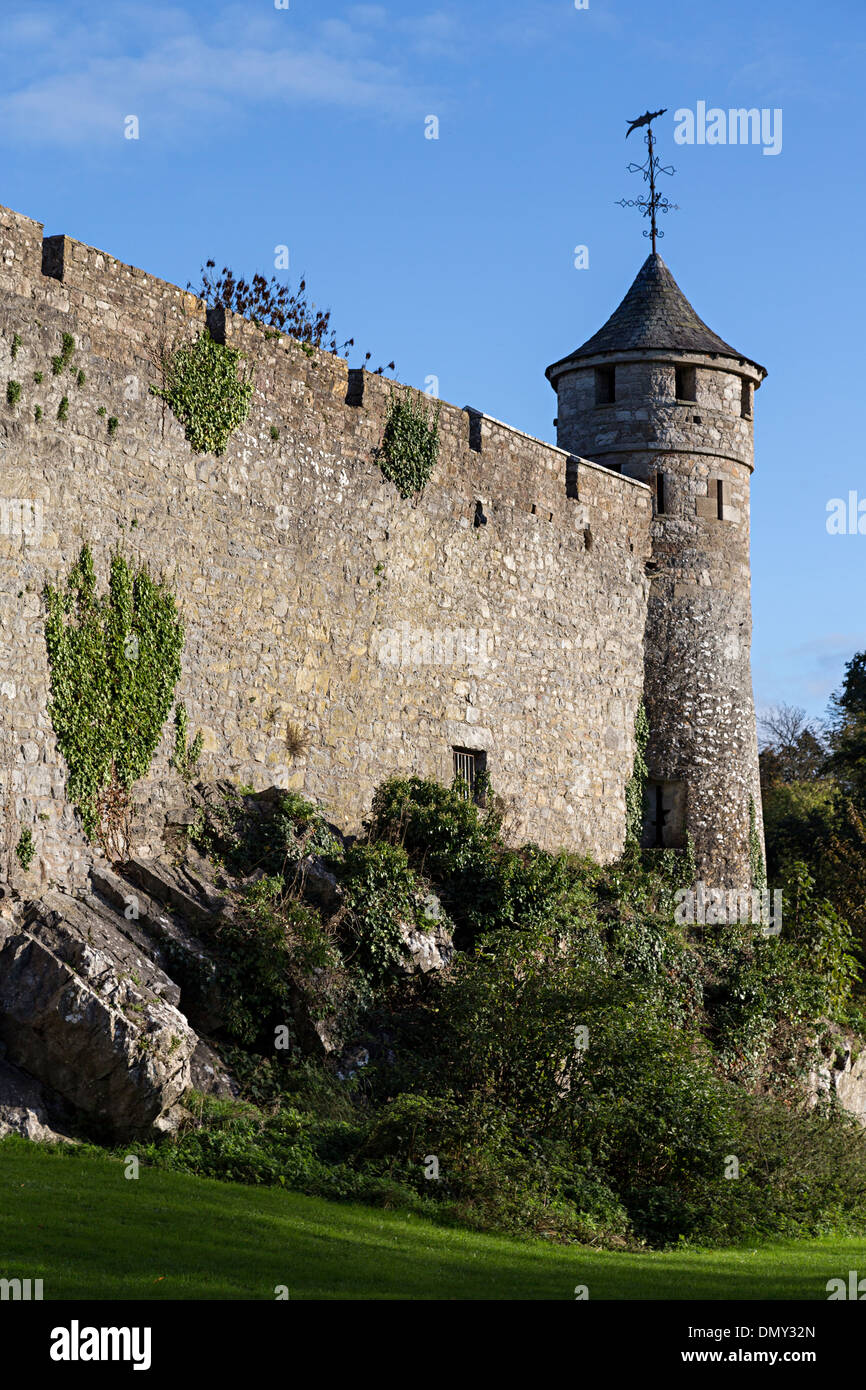 Torre angolare nella parete esterna del Castello di Cahir, Co. Tipperary, Repubblica di Irlanda Foto Stock