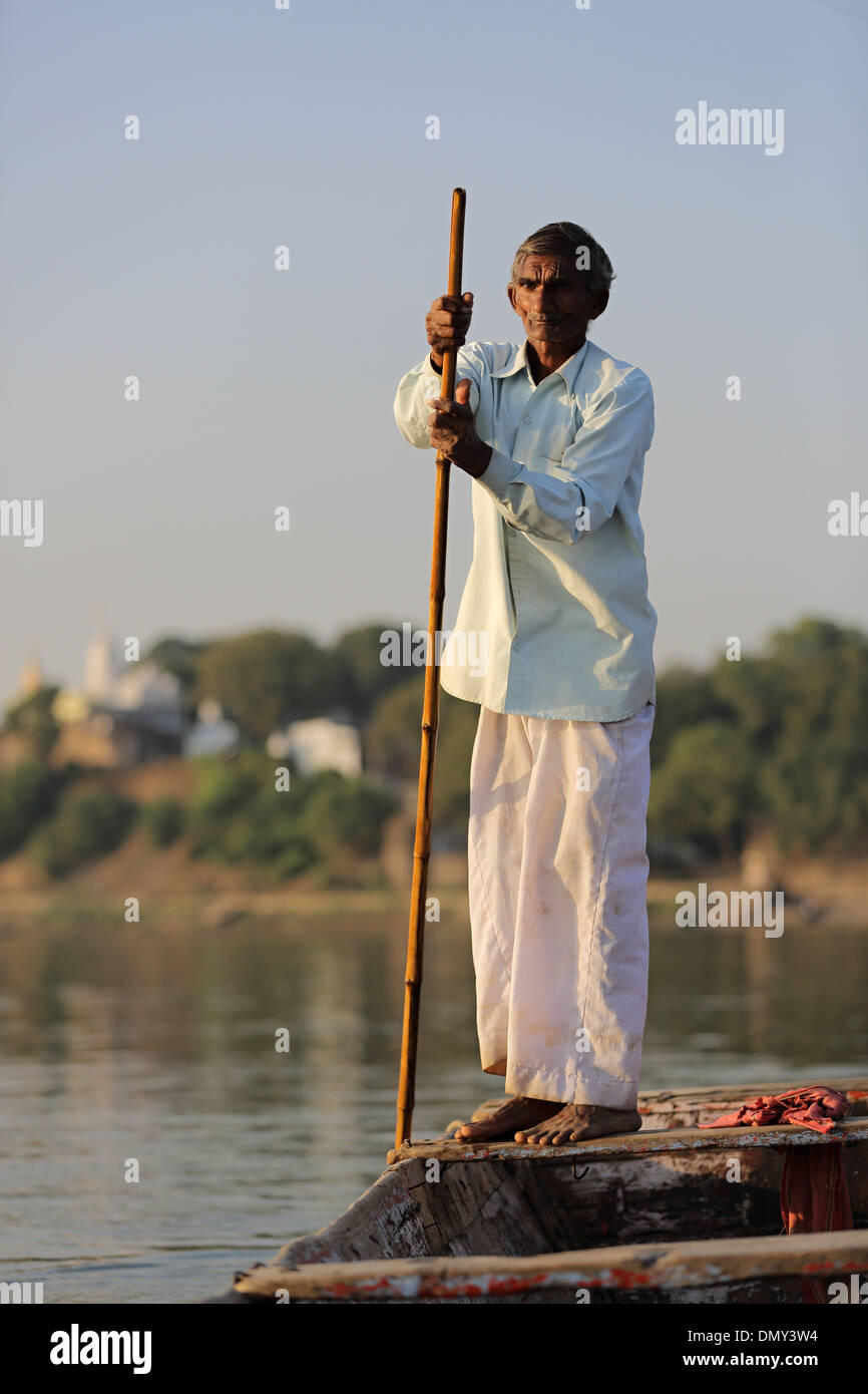 Barca e barcaiolo presso il fiume Narmada Maheshwar Madhya Pradesh India Foto Stock