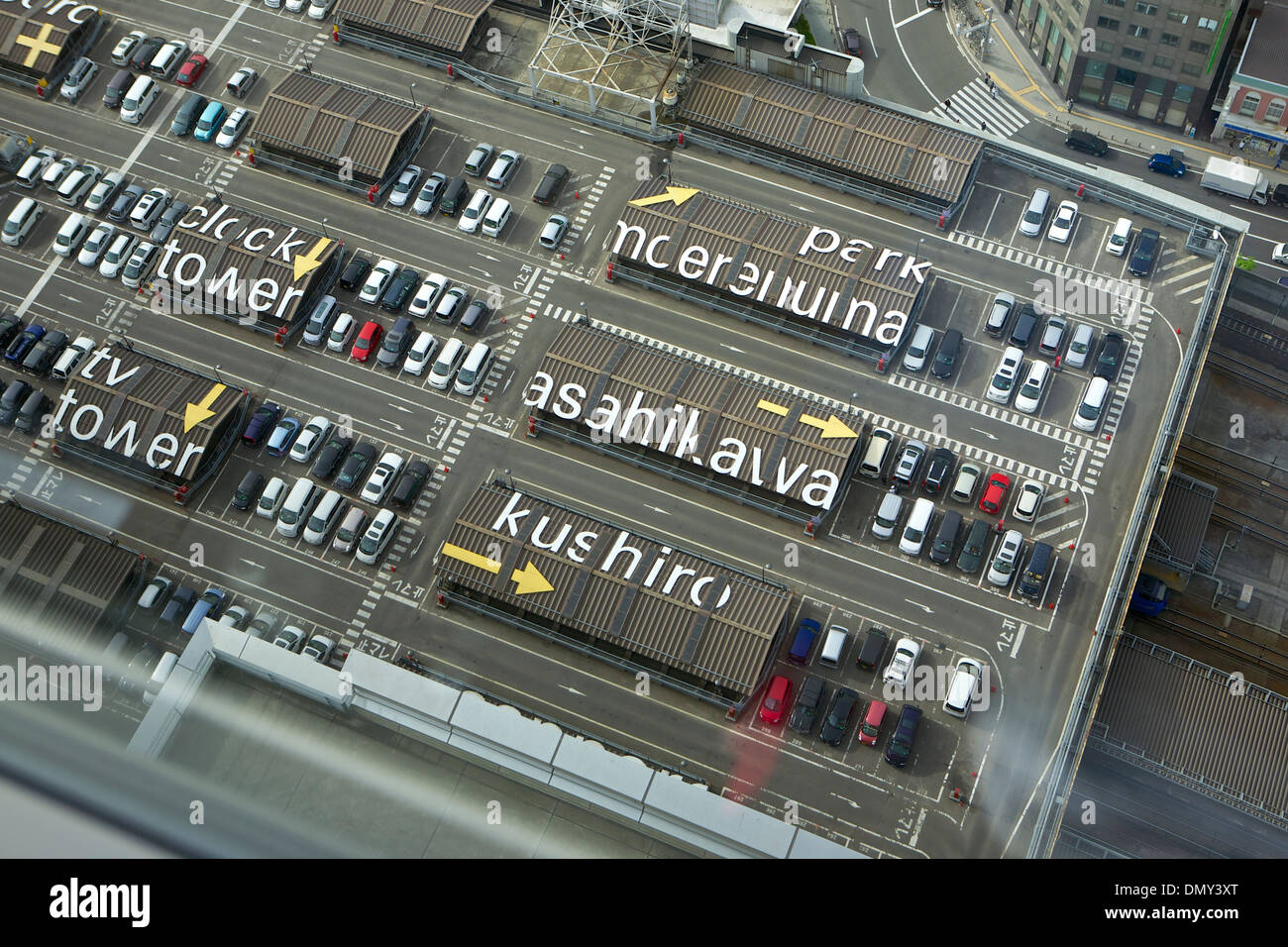 Indicazioni sulla struttura di parcheggio tetto Foto Stock