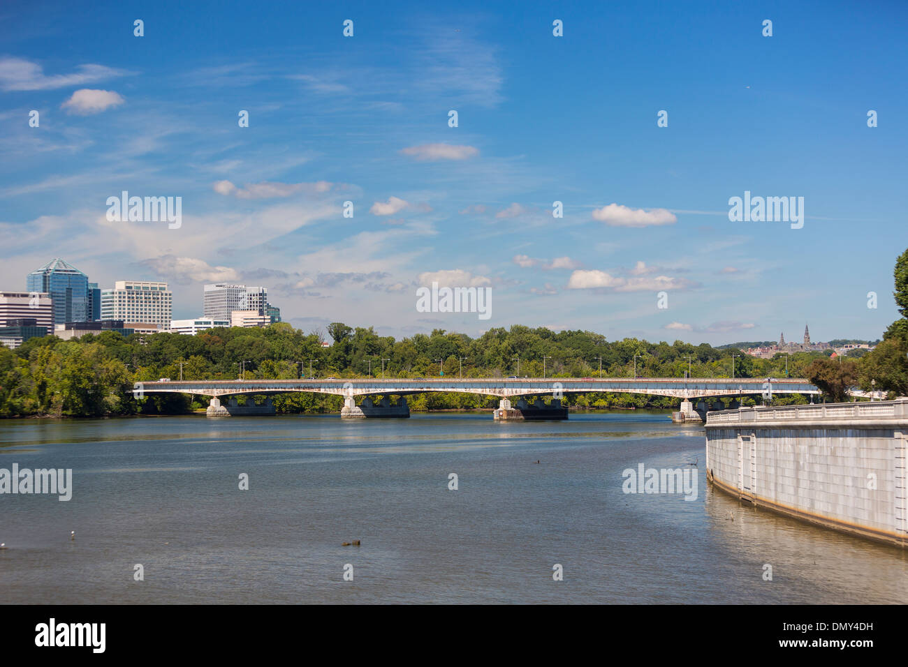 ROSSLYN, Virginia, Stati Uniti d'America - Rosslyn skyline e fiume Potomac, Arlington County. Foto Stock