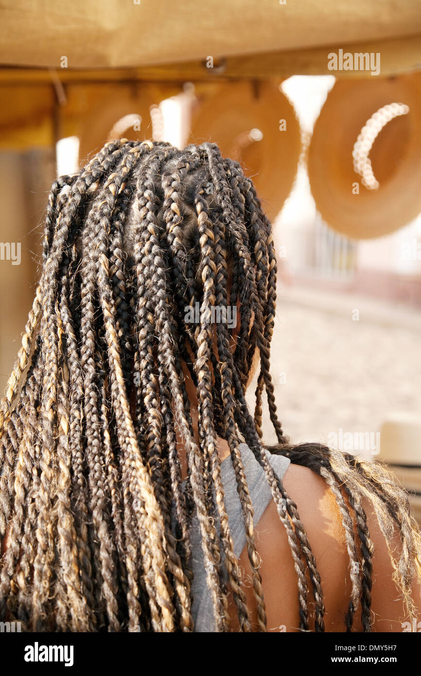 Una giovane donna con capelli intrecciati trecce, esempio di cultura locale, Cuba, Caraibi, America Latina Foto Stock