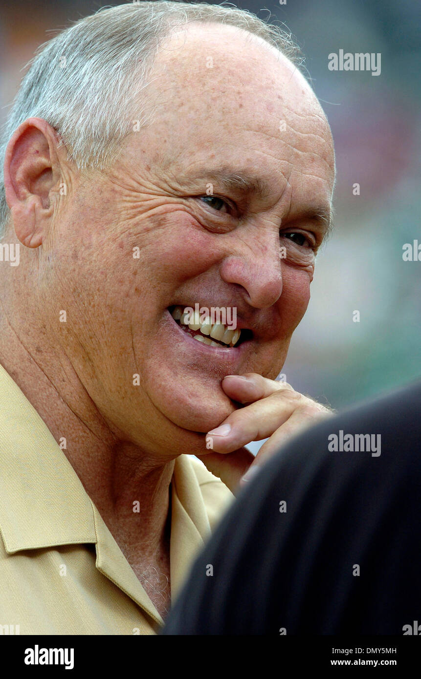 Giu 16 2006, Round Rock, TX, Stati Uniti d'America; Baseball Hall of Famer Nolan Ryan sorride mentre parla con media prima di iniziare il gioco con Roger Clemens sulla montagnola pitching per il Round Rock Express. Credito: Foto di Delcia Lopez/San Antonio Express-News/ZUMA premere. (©) Copyright 2006 by San Antonio Express-News Foto Stock