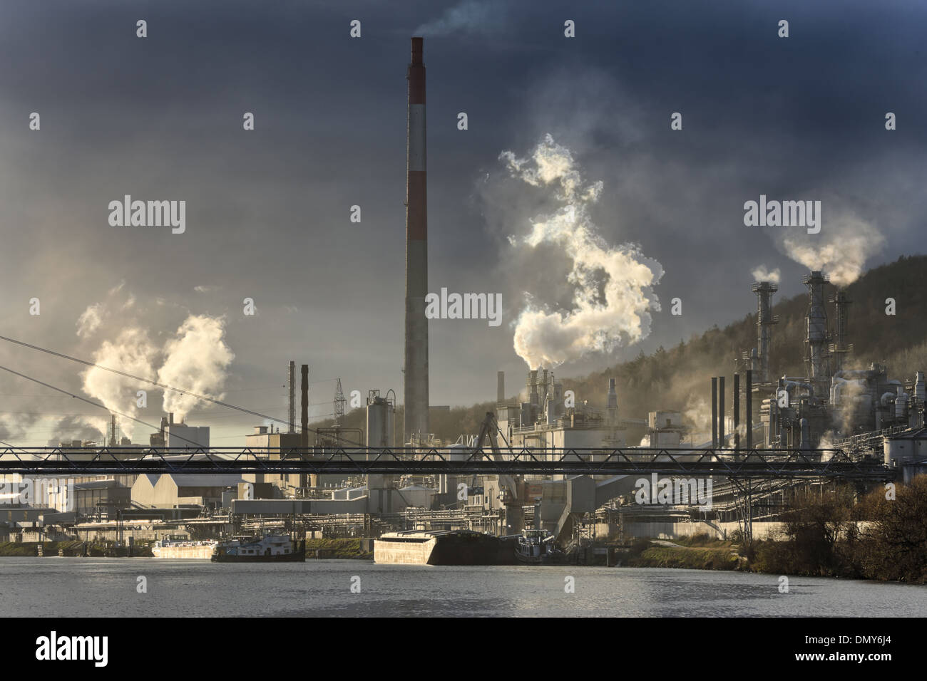 Industrie chimiche la generazione di inquinamento. Alcuni camini con il fumo. Paesaggio e nessuno Foto Stock