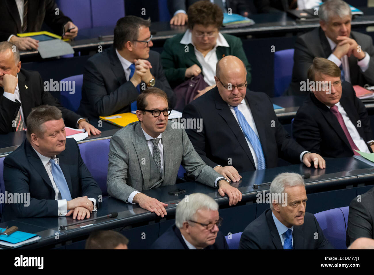 Berlino, Germania. Dicembre 17th, 2013. Immagini della sessione del Parlamento europeo per l elezione del nuovo Cancelliere tedesco presso il Bundestag a Berlino. / Immagine: Hermann Gršhe (CDU), il Ministro della Salute, Alexander Dobrindt (CSU), Ministro del Trafic e infrastruttura digitale Cancelleria, chief Peter Altmaier (CDU) e Ronald Pofalla (CDU) Credito: Reynaldo Chaib Paganelli/Alamy Live News Foto Stock