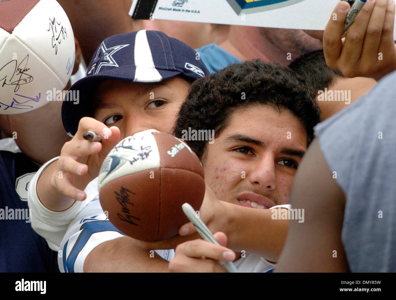 Jul 31, 2006; Oxnard, CA, Stati Uniti d'America; Ventilatori clamore per ottenere un autografo da Dallas Cowboy JULIS JONES durante la sessione mattutina del training camp in Oxnard in California Lunedì 31 Luglio, 2006. Credito: Foto di Delcia Lopez/San Antonio Express-NewsZUMA premere. (©) Copyright 2006 by San Antonio Express-News Foto Stock