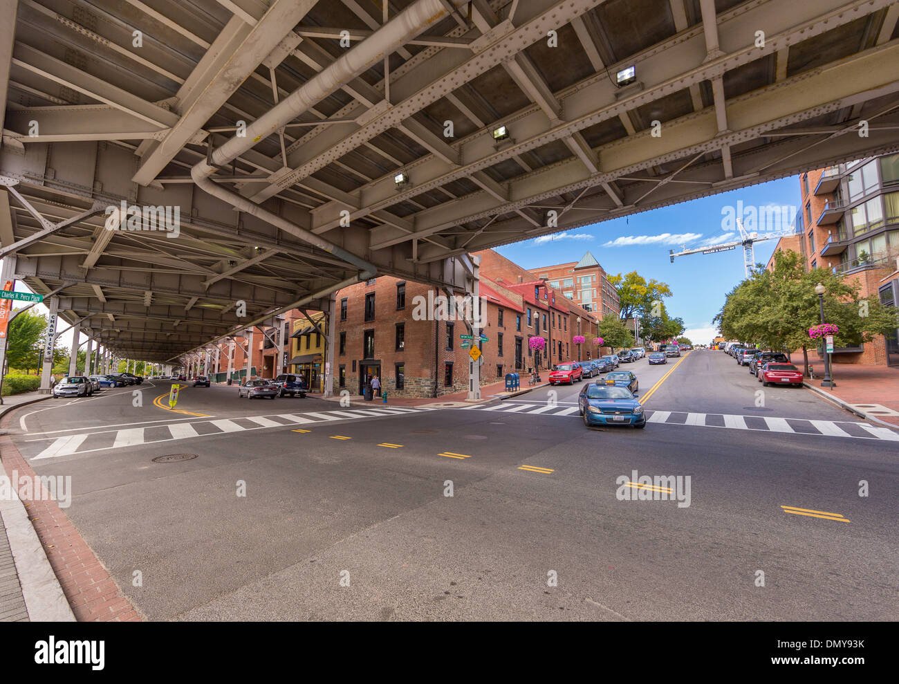WASHINGTON, DC, Stati Uniti d'America - Water Street , sotto l'elevata Whitehurst Freeway in Georgetown. Foto Stock