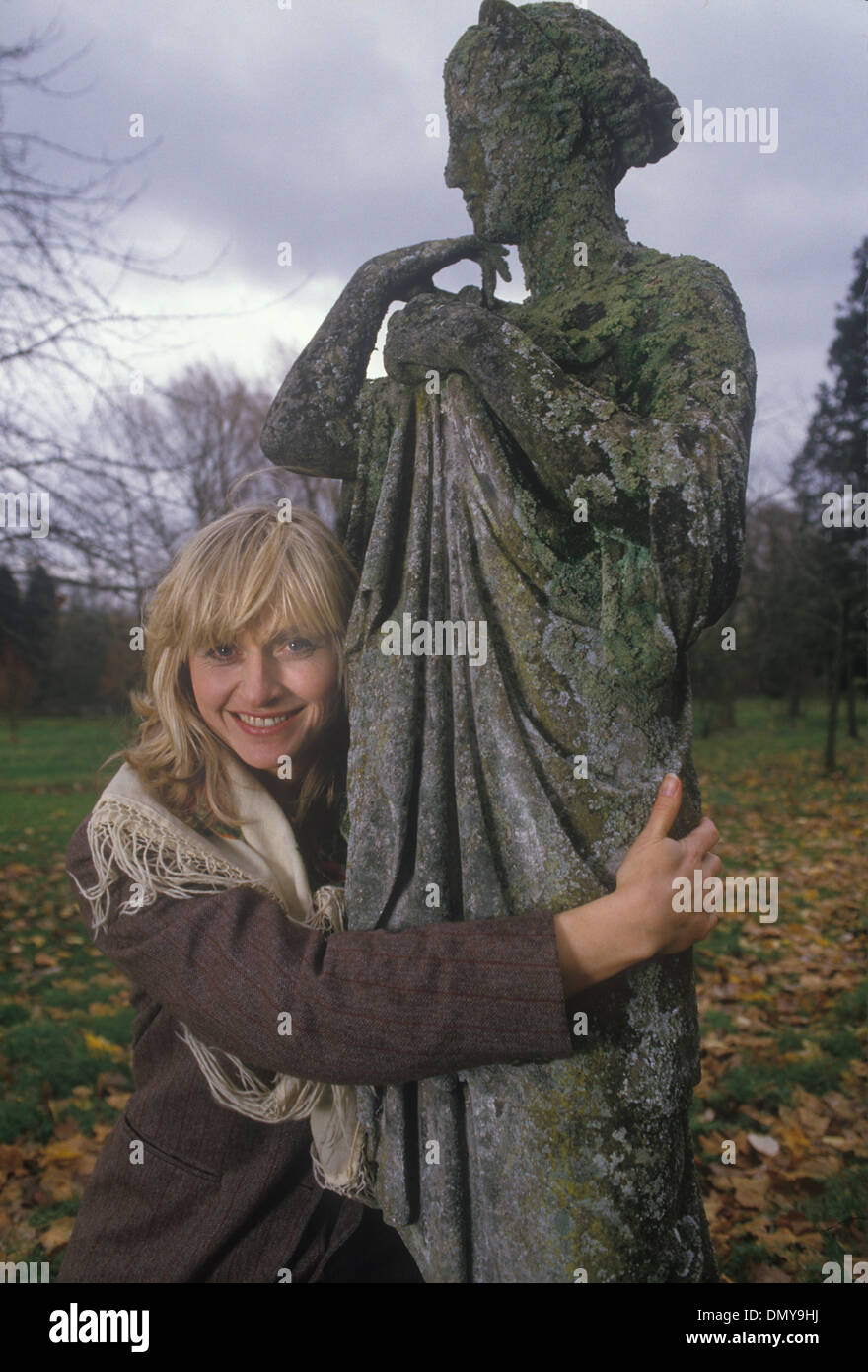 Ritratto di Lizzie Spender, sul set durante il film di Hedgehog Wedding 1980 che ha scritto. 1980 1987 REGNO UNITO HOMER SYKES Foto Stock