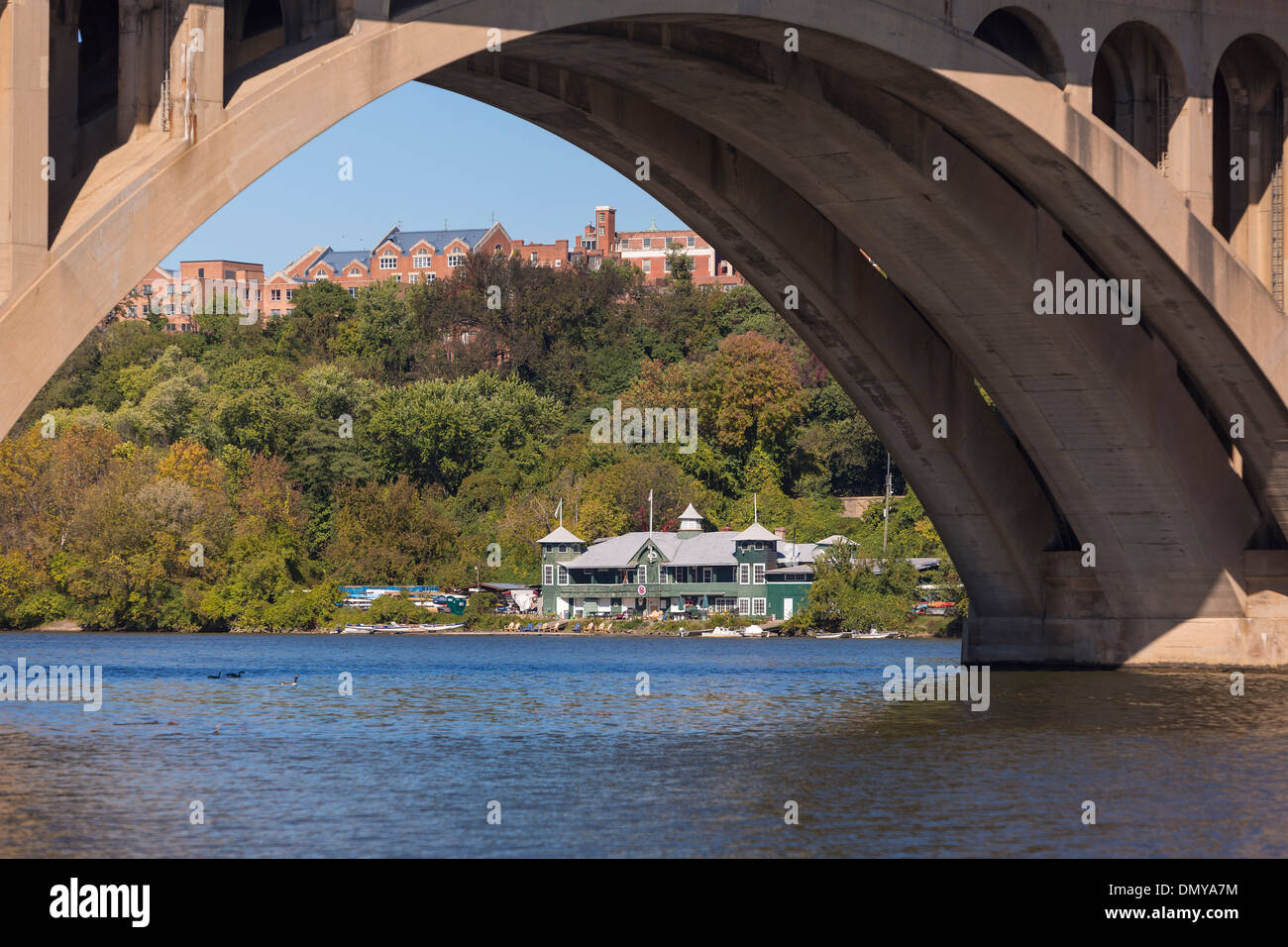 WASHINGTON, DC, Stati Uniti d'America - Key Bridge, Fiume Potomac e Washington Canoa Club palazzo sull'acqua. Foto Stock
